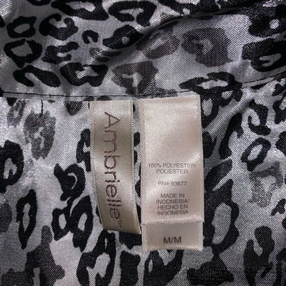 🌸3/$30🌸 Ambrielle Cheetah Print Button Down Top size M - Picture 7 of 8